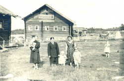 у дома Лоскутиных в чуралахте 1950г.jpg