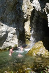 купаемся в водопаде.jpg